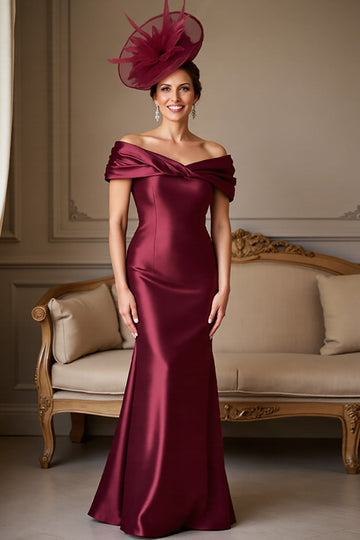 Robe sirène en satin bordeaux à épaules dénudées de mère de la mariée